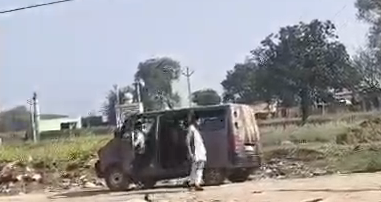 bstvlive's tweet image. कानपुर देहात: निजी स्कूल वाहनों द्वारा नियमों की अनदेखी

➡बिना फिटनेस, बिना परमिट के चल रहे वाहन
➡मानक विहीन स्कूली वाहन भर रहे फर्राटा
➡12 से ज्यादा बच्चों को भर कर दौड़ रहे वैन
➡मंगलपुर थाना क्षेत्र का बताया जा रहा वाहन

#KanpurDehat #SchoolVehicles #TrafficRules