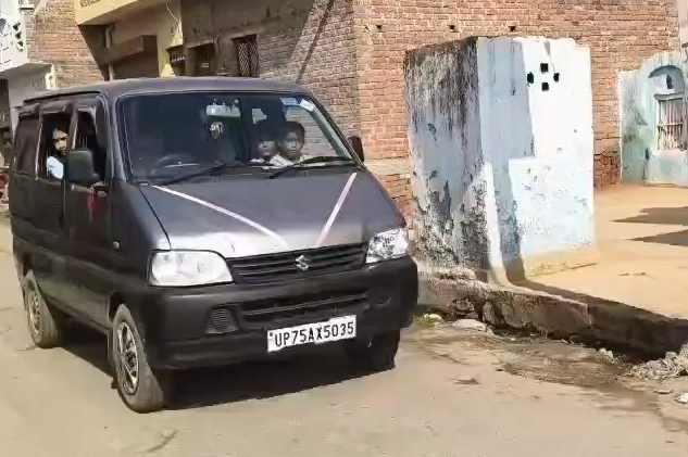 bstvlive's tweet image. कानपुर देहात: निजी स्कूल वाहनों द्वारा नियमों की अनदेखी

➡बिना फिटनेस, बिना परमिट के चल रहे वाहन
➡मानक विहीन स्कूली वाहन भर रहे फर्राटा
➡12 से ज्यादा बच्चों को भर कर दौड़ रहे वैन
➡मंगलपुर थाना क्षेत्र का बताया जा रहा वाहन

#KanpurDehat #SchoolVehicles #TrafficRules