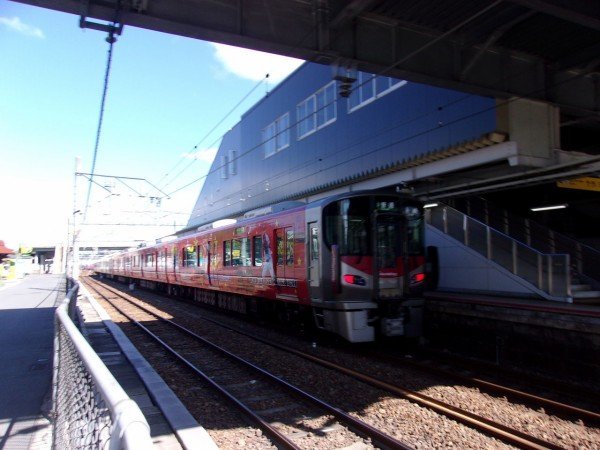 227系のカープ応援ラッピングトレインの初代は2019年。 115系の4両編成