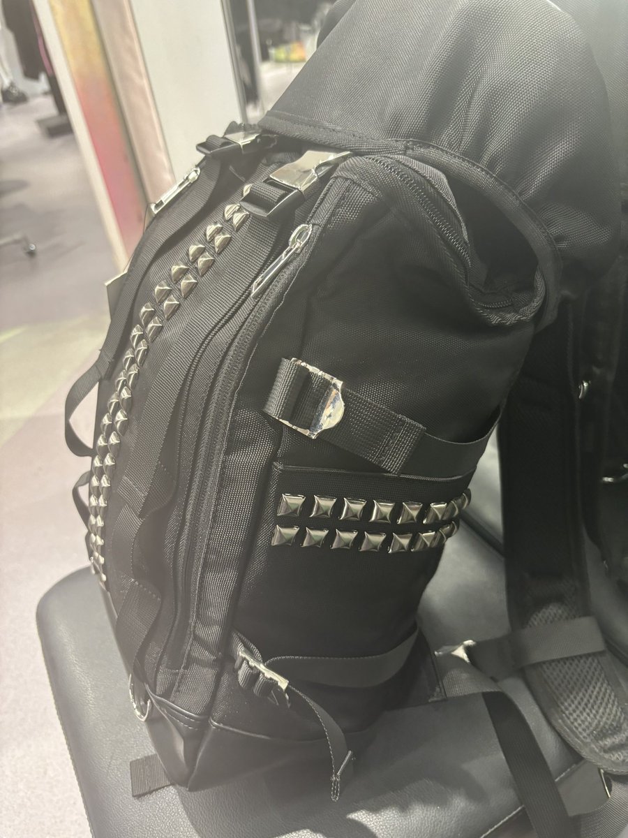 gh4DsKhnmgoSJrG's tweet photo. アクロトーキョーラフォーレ原宿店でNOVESSELのスタッズデザインバックパックをお迎え致しました☺️ライブ参戦用andお休みの日のお出掛け用の新しいロックテイストなバックをお迎えしたい思いがあり大容量でピラミッドスタッズびっしりなのがドストライクで堪らない☺️#NOVESSEL #アクロトーキョー https://t.co/P8xPcR3CWE