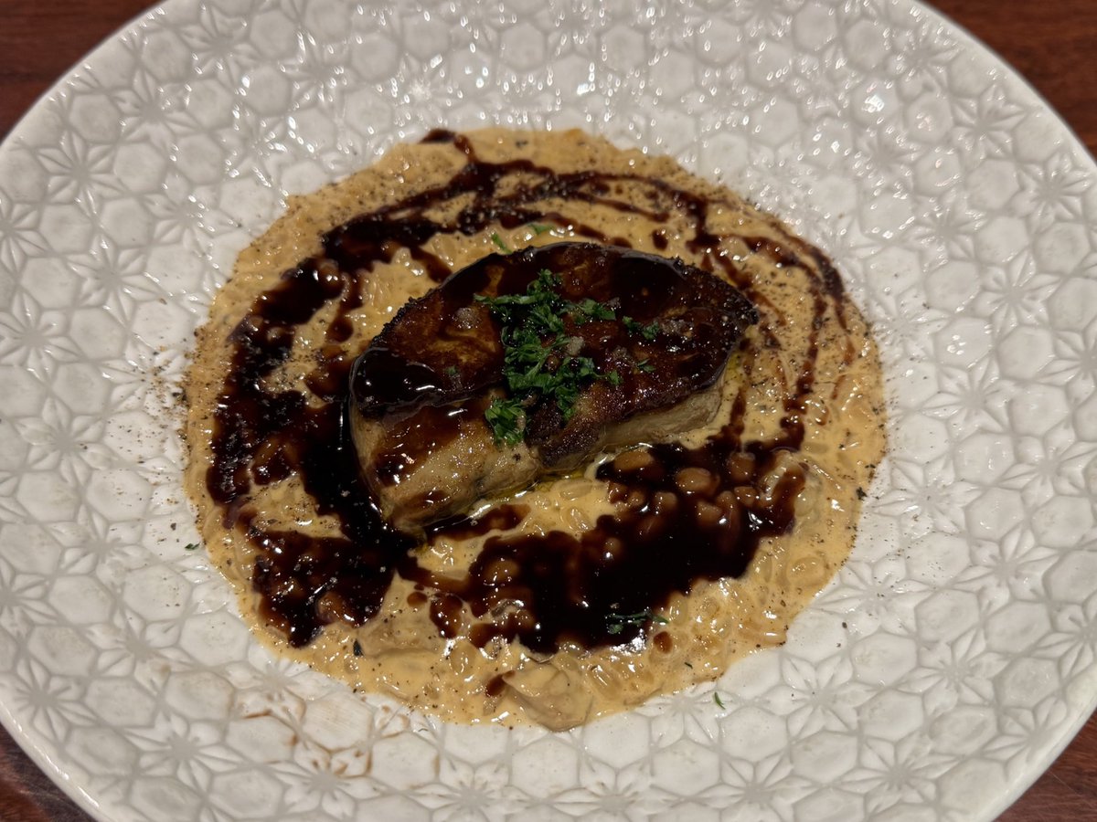 teashibakuOLbot's tweet photo. ビストロ向日葵【新宿三丁目駅・東京】
当日予約でフラッと入ったら、美味すぎて横転しそうになった…店員さんにもｱﾗｻｰ女2人の食べっぷりにビビるくらい何頼んでも美味しかった。ちな、ワイの友達はデザート3個頼んでた。 https://t.co/cKwf4mIcGU