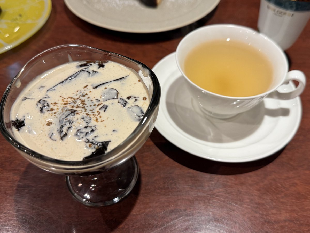 teashibakuOLbot's tweet photo. ビストロ向日葵【新宿三丁目駅・東京】
当日予約でフラッと入ったら、美味すぎて横転しそうになった…店員さんにもｱﾗｻｰ女2人の食べっぷりにビビるくらい何頼んでも美味しかった。ちな、ワイの友達はデザート3個頼んでた。 https://t.co/cKwf4mIcGU