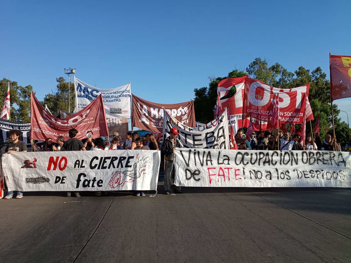 Mariadiazreck's tweet photo. ((Ahora)) Corte en #LaPlata en la bajada de la Autopista contra la reforma laboral de Milei y en apoyo a la lucha de Fate contra los empresarios vaciadores. https://t.co/Z6ExmOksk9