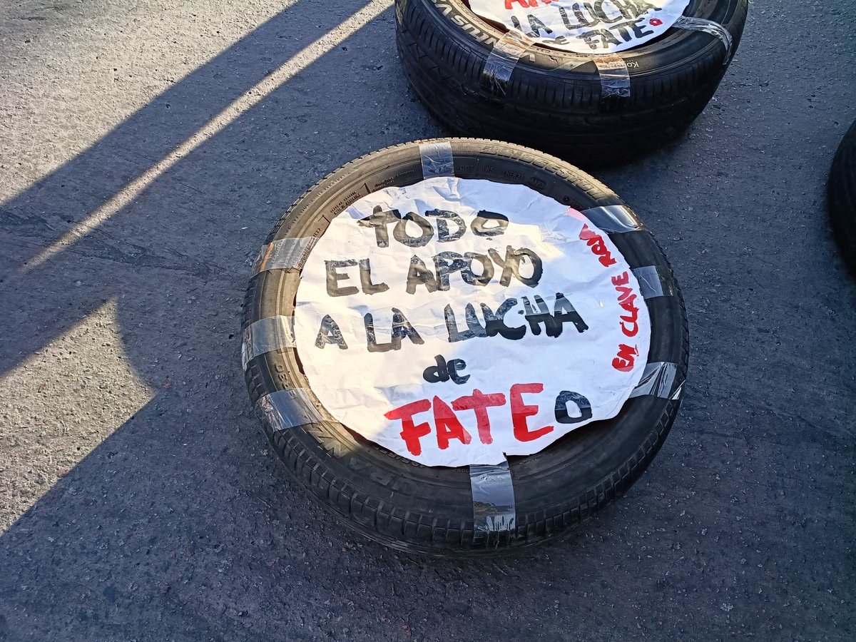 Mariadiazreck's tweet photo. ((Ahora)) Corte en #LaPlata en la bajada de la Autopista contra la reforma laboral de Milei y en apoyo a la lucha de Fate contra los empresarios vaciadores. https://t.co/Z6ExmOksk9