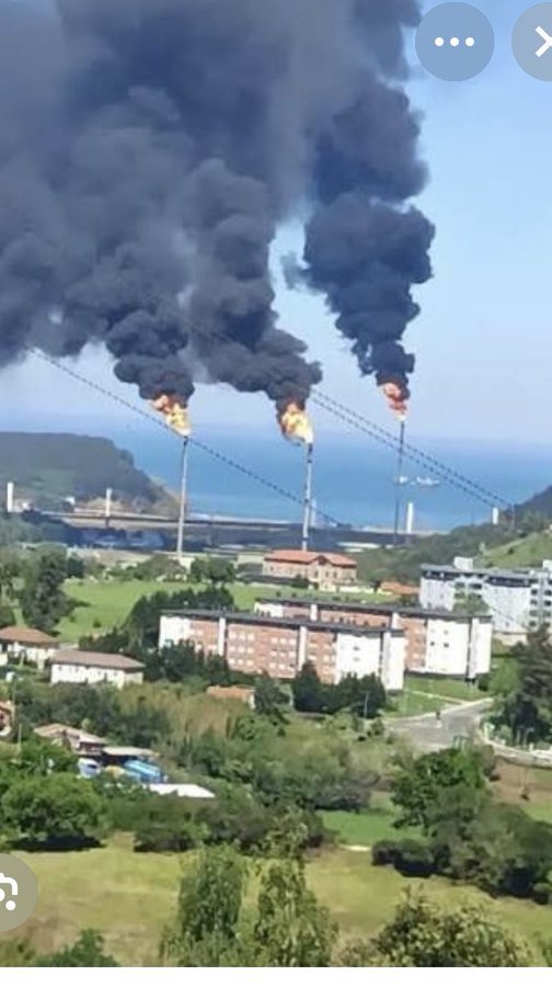Surrealista ver los equilibrios semanticos de En Jake de ETB para quitar importancia al vertido de benceno al aire por parte de Petronor en Muskiz, un catedratico diciendo que esnifas mas si usas un tubo de pegamento....