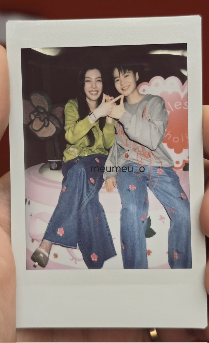 เหตุเกิดจากไม่ได้เจอน้องออมนาน 
ตอนโดนจับเป็นผชด.ชั้นจะร้องไห้ 
ตื่นเต้นมากกกกจนมือสั่น คิดถึงลูกมากกก
รักน้องออมไม่เสียใจเลยสักวัน รักน้าาา 😭❤️

LUCKY IN LOVE WITH ORM
#ORMxEndlessHoliday
#ออมกรณ์นภัส #ormkornnaphat