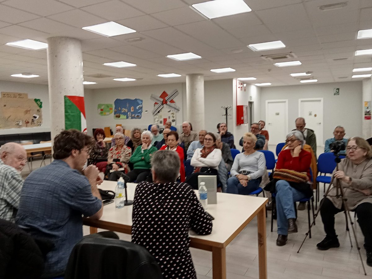 ElAgoraMTZ's tweet photo. Ayer estuvimos en la Biblioteca Miguel Delibes con el  analista @delamopablo presentando su libro "La defensa española",de @CatarataLibros.Da gusto 
ver espacios llenos para debatir sobre temas tan importantes.
 #MoratalazYLaCultura
#DescifrandoLaGuerra https://t.co/hoV4TxYaQX