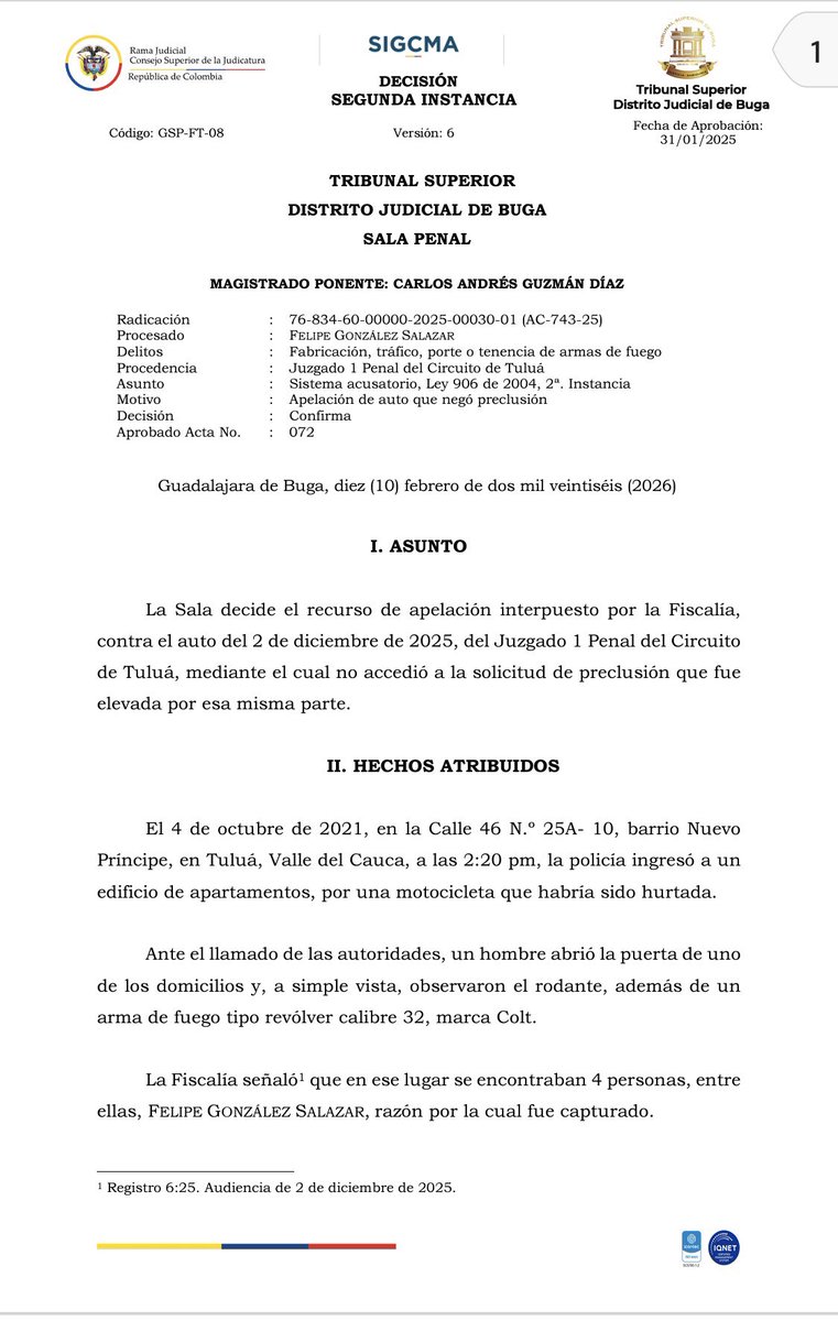 DoctorBatalla's tweet photo. La decisión del Tribunal Superior del Distrito Judicial de Buga, Sala Penal, rad. (AC-743-25), de 10 de febrero de 2026, con ponencia del magistrado Carlos Andrés Guzmán Díaz, constituye un extraordinario precedente para el proceso penal colombiano. No estamos simplemente frente a una decisión confirmatoria; estamos ante una pieza apoteósica que asume con rigor conceptual un problema estructural que nuestra práctica forense había tratado con ambigüedad: la determinación precisa del estándar probatorio para decretar la preclusión.

Lo que hace esta Sala es mucho más ambicioso: introduce una clarificación estructural del estándar probatorio aplicable a la preclusión y, al hacerlo, reordena la lógica epistémica del proceso penal acusatorio.

La discusión que asume el Tribunal no es fáctica sino metodológica. No se pregunta únicamente si el procesado intervino o no en el delito. Se pregunta algo previo y más exigente: ¿qué debe demostrar la Fiscalía para cerrar anticipadamente la persecución penal? Esa pregunta, que durante años se respondió con fórmulas ambiguas —certeza, ausencia de duda razonable, demostración plena— es depurada aquí con precisión conceptual. La Sala ubica la preclusión dentro del sistema escalonado de estándares de prueba y afirma, con contundencia, que precluir no es alcanzar certeza sobre la causal, sino constatar la ausencia de mérito para acusar.

En esa línea, la Sala formula una distinción que resulta decisiva: si para acusar se exige probabilidad de verdad respecto de la existencia del hecho y de la calidad de autor o partícipe del procesado, para precluir debe acreditarse la ausencia de esa probabilidad suficiente. Pero el Tribunal advierte con agudeza que esta fórmula, tomada aisladamente, podría tornarse circular: afirmar que se precluye cuando no hay probabilidad para acusar no basta si no se precisan criterios que permitan identificar cuándo esa probabilidad realmente cae por debajo del umbral exigido. Por ello, la decisión no se conforma con la enunciación negativa del estándar; propone criterios adicionales que hagan operativa y controlable la distinción entre formular cargos o desestimar la investigación. Es decir, no se queda en la retórica del “no mérito”, sino que construye parámetros argumentativos para reconocerlo.

Ese desplazamiento es decisivo. El estándar para condenar es más allá de duda razonable; el estándar para acusar es probabilidad de verdad; el estándar para precluir es la inexistencia de esa probabilidad suficiente, pero demostrada mediante una justificación racional. No se trata, entonces, de un juicio ontológico sobre la verdad del hecho, sino de un juicio sobre la suficiencia epistémica de la hipótesis acusatoria. Y eso tiene consecuencias profundas: obliga a concebir la preclusión como un problema de razonamiento probatorio, no como un acto discrecional ni como una salida pragmática frente a la inercia investigativa.

Pero el punto más potente de este extraordinario precedente no está solo en la formulación probabilística. Está en la exigencia de control intersubjetivo. La Sala deja claro que la probabilidad no puede ser entendida como convicción íntima del fiscal. Debe ser una conclusión argumentativamente estructurada, apoyada en una valoración explícita de los elementos de convicción y susceptible de escrutinio racional por el juez. En otras palabras, el estándar no puede ser psicológico; debe ser justificable. Y esa exigencia es profundamente epistemológica, porque desplaza el eje desde la creencia hacia la argumentación.  @IgnacioSoba @GermanPabonG @laparticuladios @cramireznet @Helena77Hdez @lineym2006 @patriciasegarra @MarceloPatritti @PatronMAngelica @fbernate @RFLORESDAPKEVIC @JCPC_593 @juangaleanorey @jjdiazm65 @DiegoLeonGomez
