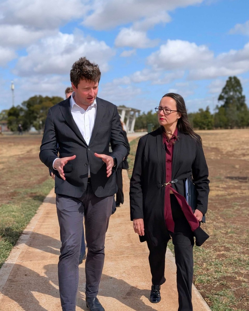 The_Indian_Sun's tweet image. #Victorian #Labor criticises the #Coalition's #housing plan, claiming it pushes #development to outer suburbs wtout matching infrastructure #investment. Labor argues its own strategy supports growth across Melbourne wt essential services. #TheIndianSun

🔗 wp.me/p7ADtX-tmk