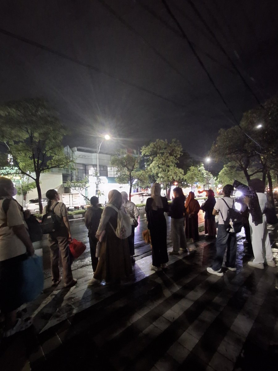 Kampus B Unair 18 Feb 2026

Segini banyaknya antusias mahasiswa/warga yg nunggu Suroboyo bus, tapi halte ga memadai, posisi gerimis banyak lansia juga yg nunggu tapi sampe sekarang ngga dibangun juga tuh halte. Armada bis nya juga dikit, banyak yg ketolak, nunggu 30 menit lagi