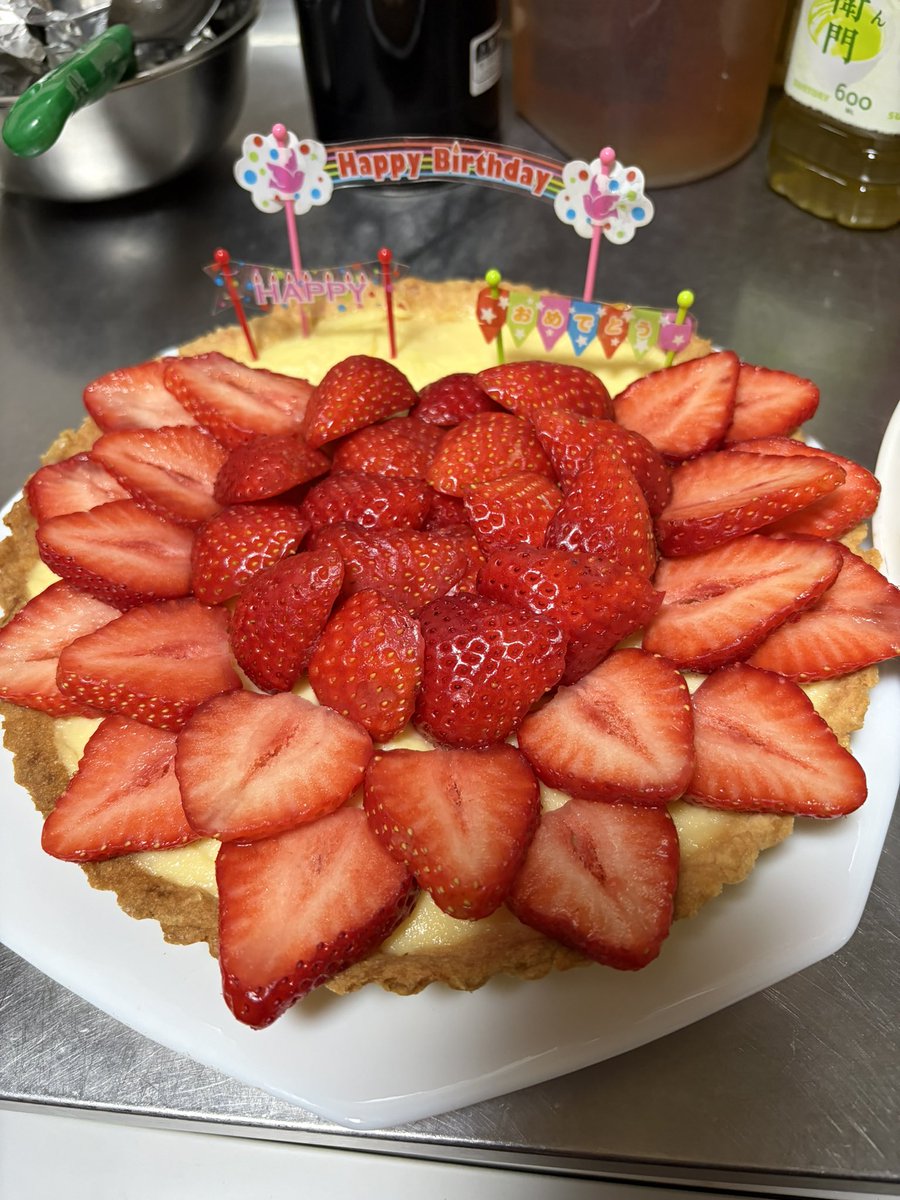 nigiwaimachi's tweet photo. 2/24 妻の誕生日に、今年もいちごタルトが食べたいとの事だったので、いちごタルトを作らせてもらいました🥧
しかも、前の日の育習のお土産でお下がりの苺を下さって、今日にいちごタルトを作るのを知ってるのは、私と妻と教祖しか知らない事なので、本当に不思議でありがたいなって思いました😆🌈 https://t.co/HLD8STsQjp