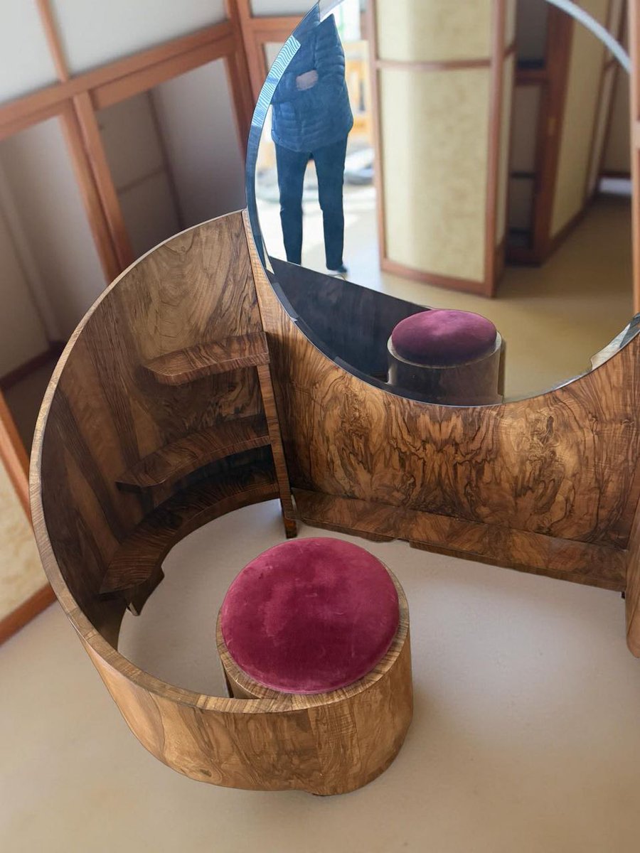 1930年代初頭、フランスの伝説的デザイナー「ポール・ポワレ」によるアールデコの化粧台。圧倒的な曲線美に心を奪われます。artdecocollection