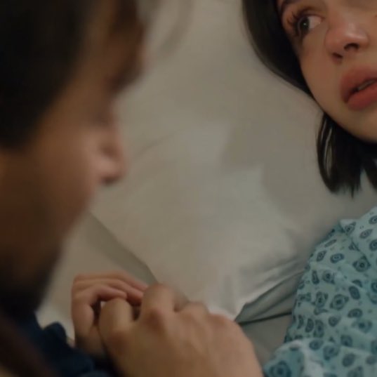 her tiny hand and his giant hand ALLAHIM 😭🤏🏻