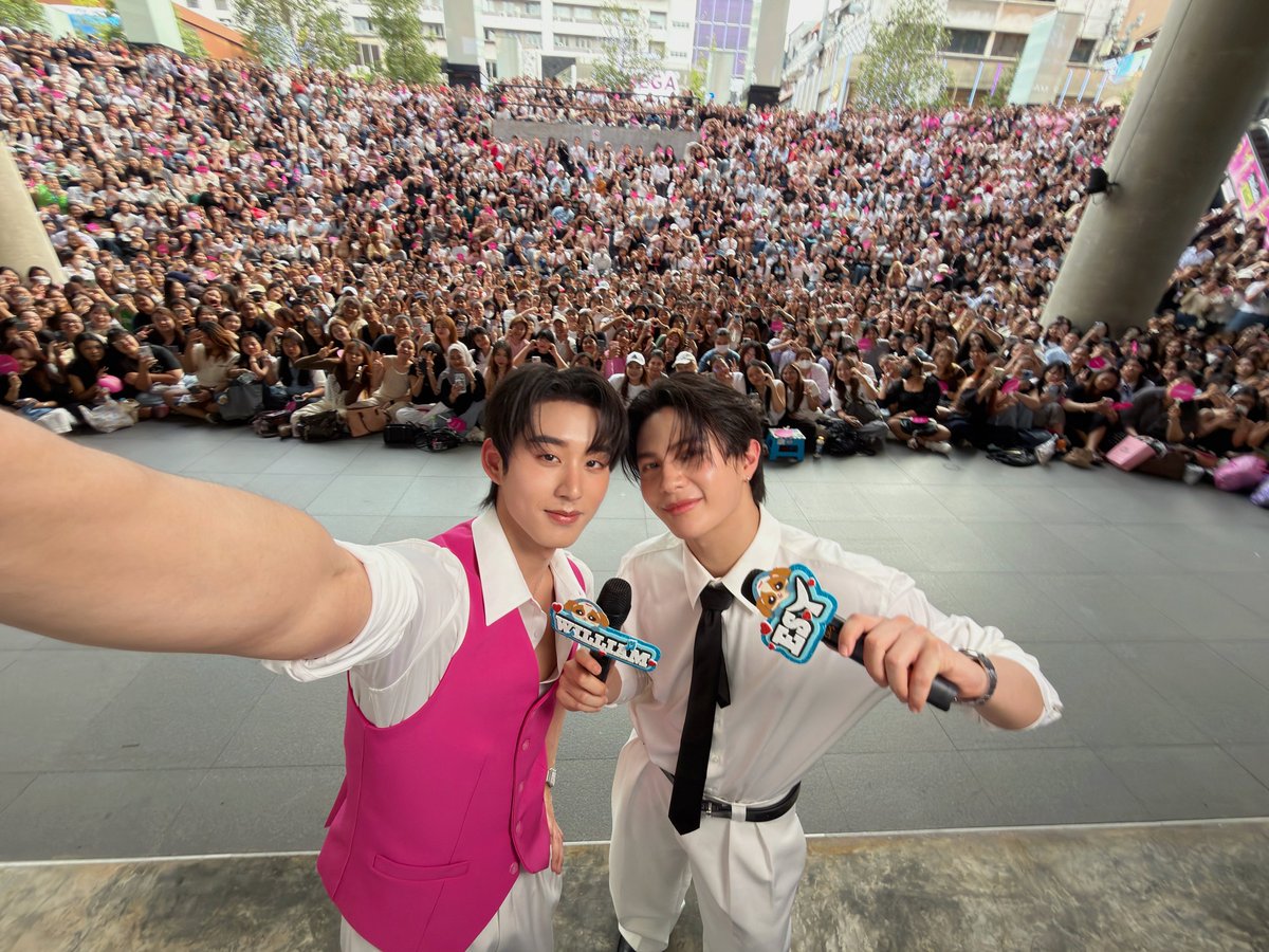 เวสตี้มากันเต็มเลยยย แฮปปี้มั่กๆๆ😍🥳 ถ่ายเก็บไม่หมด ใครที่ไม่ได้อยู่ในเฟรมไม่ต้องน้อยใจน้า เหนทุกคนค้าบบ วันนี้ขอบคุณทุกคนมากๆที่มาหาพวกเรานาาา รวมถึงทีมหน้าจอด้วยนะค้าบ หายคิดถึงและะ กลับบ้านกันดีๆน้า ไว้เจอกันครั้งหน้าค้าบบบ เลิฟฟๆๆ🫶🏻

WILLIAMEST GLOW ERA