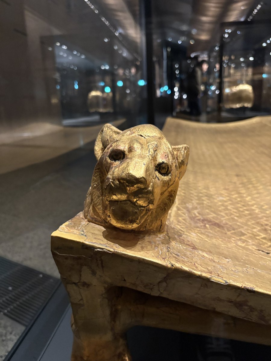 大エジプト博物館。ツタンカーメンギャラリー。黄金の寝台の左右の