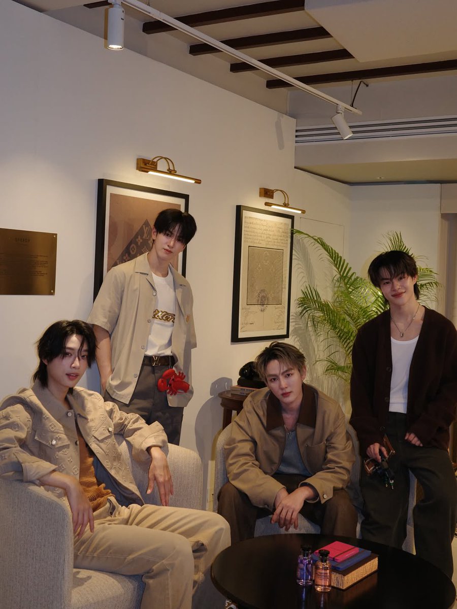 📢🔔

SOCIAL UPDATE 
[On Instagram @ heart.busofficial]

🔗 instagram.com/p/DVQlyS2GsBH/…

#️⃣#️⃣#️⃣
#MARCKRIS #HEARTchuthiwat 
#JINWOOKkim #NEXnattakit 
#BUSbecauseofyouishine