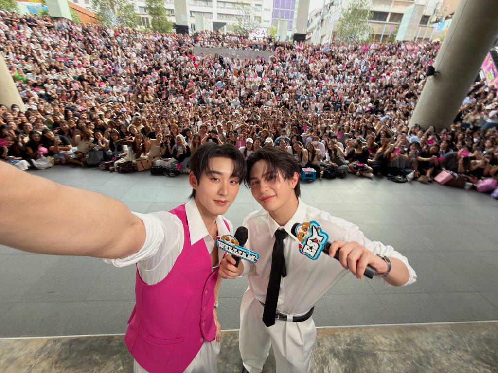 น้องวิลเลี่ยมบอกว่า “เคยมาร้องเพลงที่นี่ มีคนดูน้อยมาก ตอนนั้นร้องเพลงอยู่แล้วคนเดินออกไปเลย” แต่ตอนนี้คนรักน้องเยอะแยะเลย ทุกคนตั้งใจมาหาน้องและพี่เอสกันเต็มไปหมดเลย ภูมิใจสิน้าาา 🤲🏻

WILLIAMEST GLOW ERA
#EVEANDBOYXWILLIAMEST
#WilliamEst