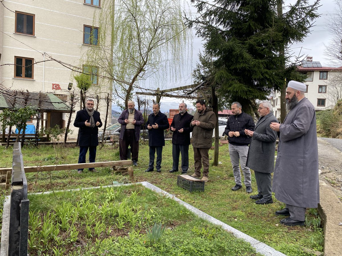 İlçe Başkanımız <a href="/MusaGozutoksp/">MUSA GÖZÜTOK</a> , Belediye Meclis Üyemiz Mehmet Emin Hacıkerimoğlu ve Yönetim Kurulu üyelerimiz teşkilat mensubumuz Aydın Ulusal’ın kabrini ziyaret ederek dualarla andılar.