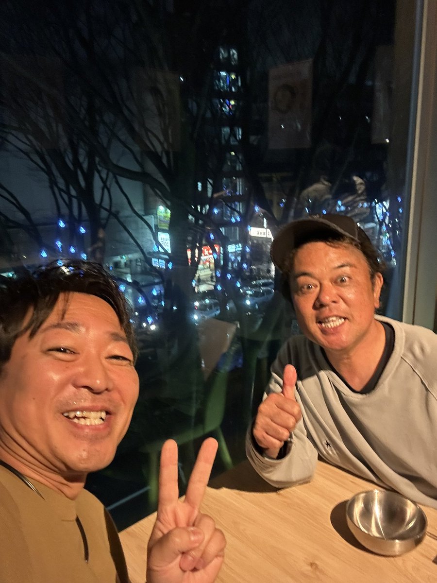lincronova's tweet photo. 明日28日13:00から
仙台三越で暴れん坊チキン
手伝います！！

前夜祭！
射り口さんは初仙台！
@aba_chicken https://t.co/lGXw1v5hM0