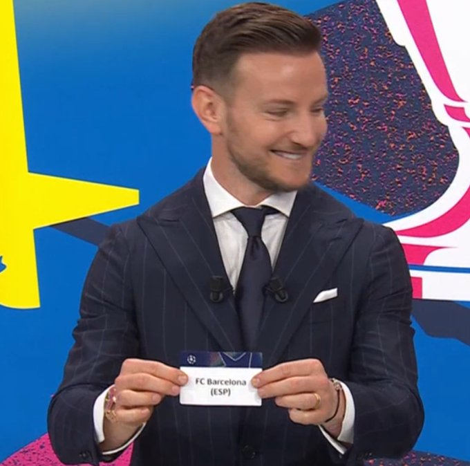 Rakitic no podía estar más feliz de lo que nos ha tocado JAJAJAAJA.