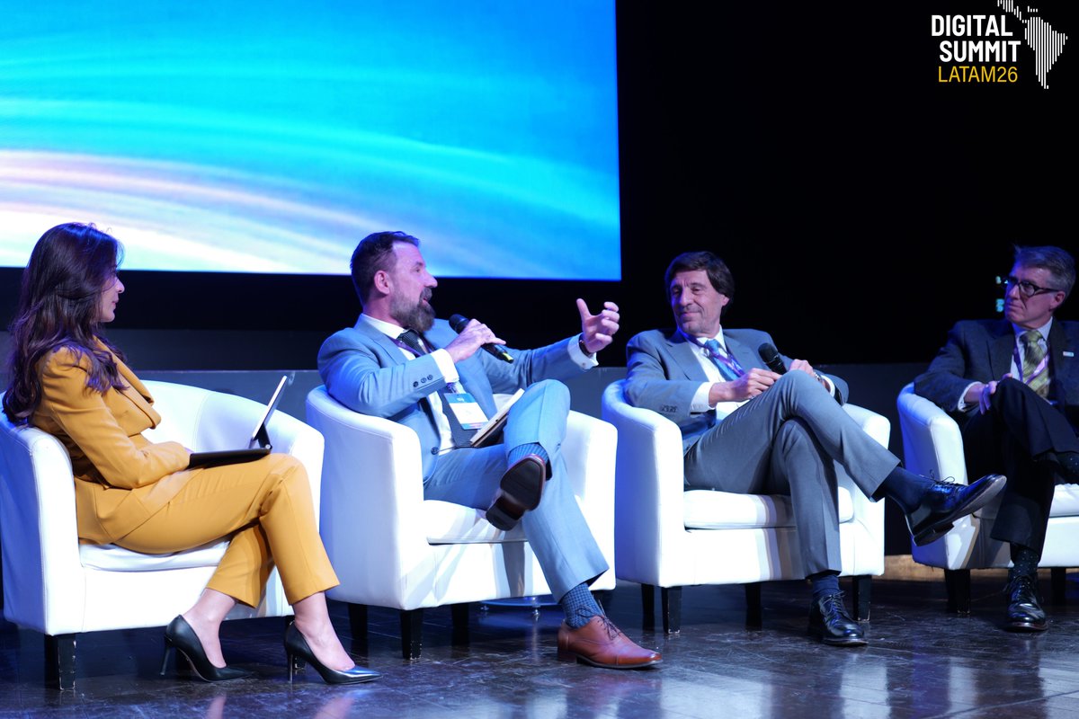 dpl_news's tweet photo. #DigitalSummitLatam | Iván Zilic Schmidt, CEO de @chile_pit, reveló que el 90% del tráfico nacional se queda en el país impulsando la atracción estratégica de la red de distribución de contenido, #cloud y #DataCenters. https://t.co/OnFUA39B2x