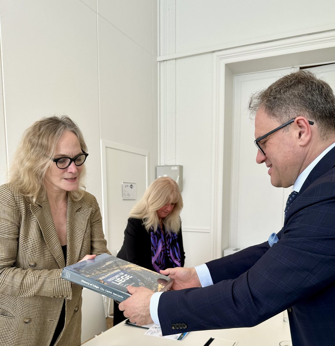 KazBrussels's tweet photo. 🇰🇿 Amb. @romanvassilenko met with Anne-Sophie Nyssen, Rector of University of Liège and Vice-Rector Frédéric Schoenaers.
Talks focused on #Education, #Research, #Innovation, #SpaceTech, #AgriTech &amp; #AcademicMobility.

🔗https://t.co/gwWDhZzbma https://t.co/KN9tUewgKx