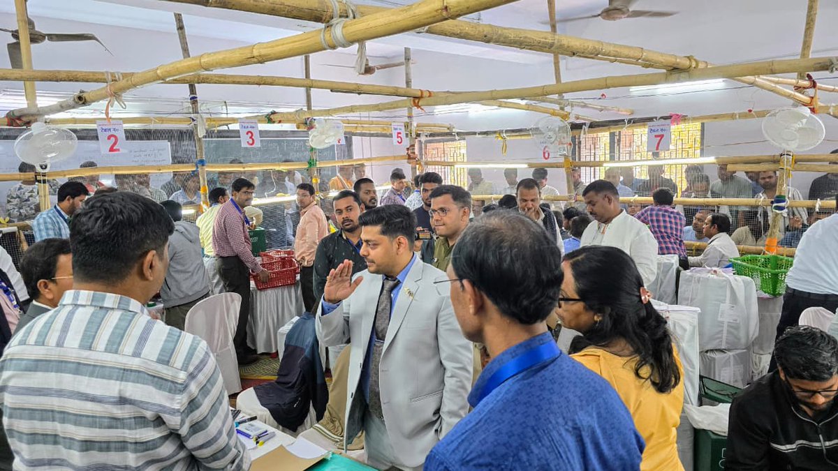 dc_dhanbad's tweet image. #नगर_निकाय_चुनाव के तहत राजकीय पॉलिटेक्निक में चल रही मतगणना का वरीय पुलिस अधीक्षक प्रभात कुमार के साथ निरीक्षण किया। साथ ही मतपत्रों की त्रुटिरहित व गहन जांच के निर्देश दिए। कम्प्यूटर आधारित आंकड़ा संकलन की प्रक्रिया का भी बारीकी से अवलोकन किया।
#Election2026 
#Countingday