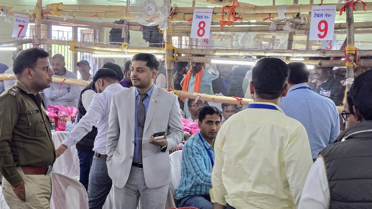 dc_dhanbad's tweet image. #नगर_निकाय_चुनाव के तहत राजकीय पॉलिटेक्निक में चल रही मतगणना का वरीय पुलिस अधीक्षक प्रभात कुमार के साथ निरीक्षण किया। साथ ही मतपत्रों की त्रुटिरहित व गहन जांच के निर्देश दिए। कम्प्यूटर आधारित आंकड़ा संकलन की प्रक्रिया का भी बारीकी से अवलोकन किया।
#Election2026 
#Countingday