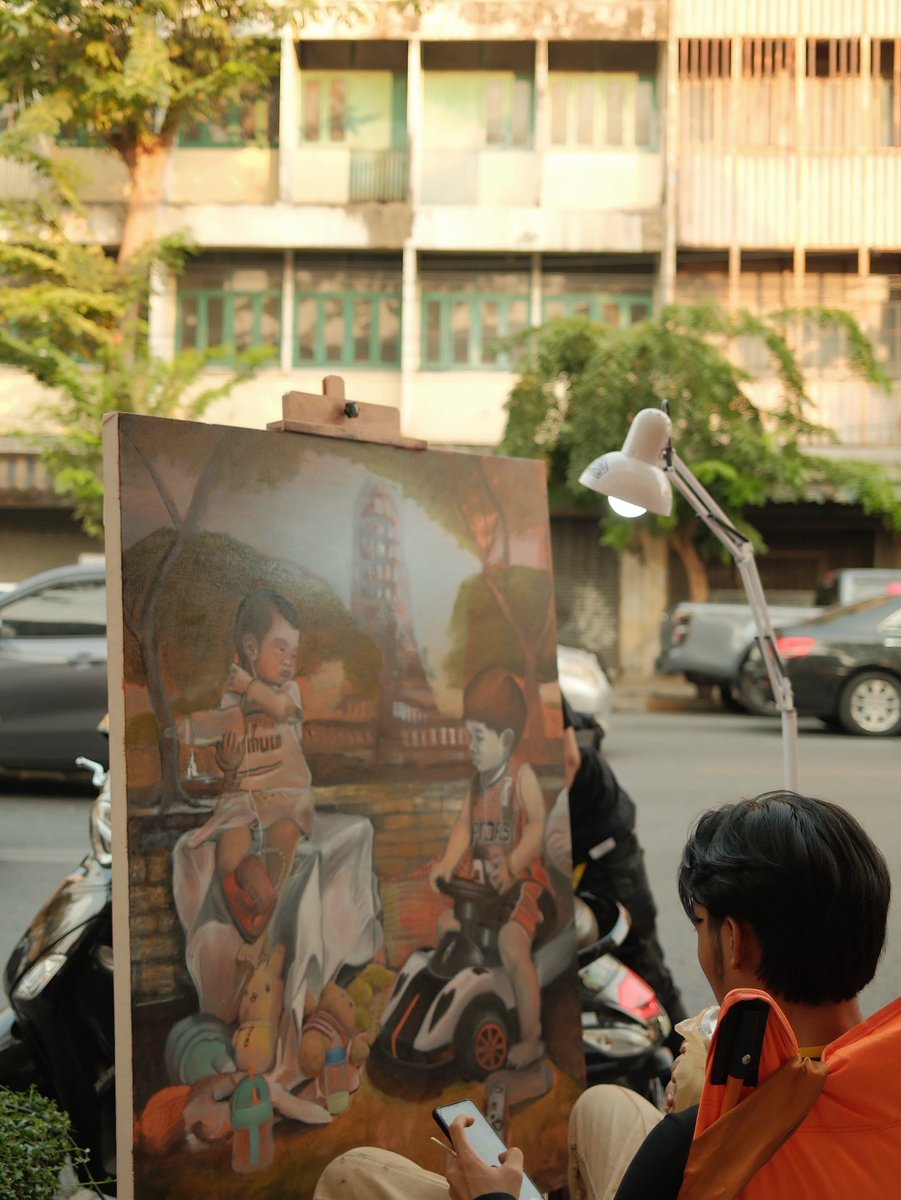 เสาร์-อาทิตย์นี้ ใครหาที่ไปอยู่ มาแนะนำงาน Bangkok Art Walk ที่เค้าจัดเป็นครั้งที่ 2 แล้ว งานจัดที่บริเวณฟุตบาทริมถนนจักรพรรดิพงษ์ แถวหลานหลวง ( ปักหมุดร้านหนังสือVacilando Bookshop ได้เลย)  จัด 2 วันสุดท้ายแล้วน้า มีทั้งดนตรี Gallery งาน Art งาน craft รวมไปถึงร้าน Local