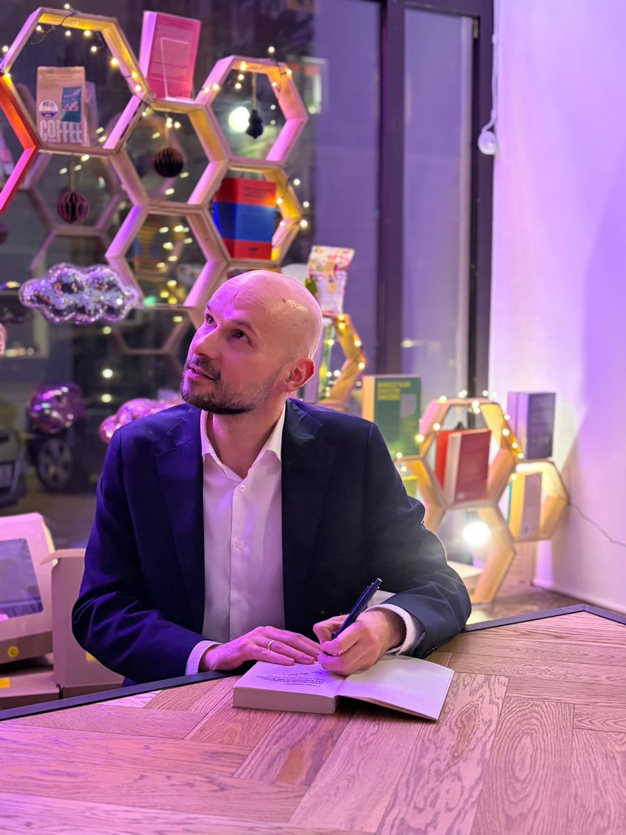lukaszgrajewski's tweet photo. Środowa premiera książki "Alternatywa dla Niemiec czy zagrożenie dla świata?" w Warszawie była dla mnie fantastycznym doświadczeniem. 

Po pierwsze zespół Big Book Cafe wszystko idealnie przygotował. A samo miejsce jest pięknym połączeniem księgarni, kawiarni i przestrzeni dla wydarzeń kulturalnym. No cudo.

Po drugie spotkanie prowadziła red. Agnieszka Lichnerowicz, która nie tylko ma niesamowitą wiedzę, ale też instynkt dziennikarski. Jej każde pytanie od razu wyzwalało we mnie chęć do dyskusji. Książka była w wielu momentach pretekstem do dalszych rozkmin. Tak to sobie wyobrażałem podczas pisania, że finalnie powinno działać.

Po trzecie sala była pełna osób, a pytania publiczności były świetne i świadczą o tym, że temat książki jest dla wielu naprawdę ważny. Bardzo wszystkim dziękuję za obecność.

A ten post piszę z pociągu do Krakowa, gdzie dziś wieczorem odbędzie się kolejne spotkanie. Do zobaczenia! :)