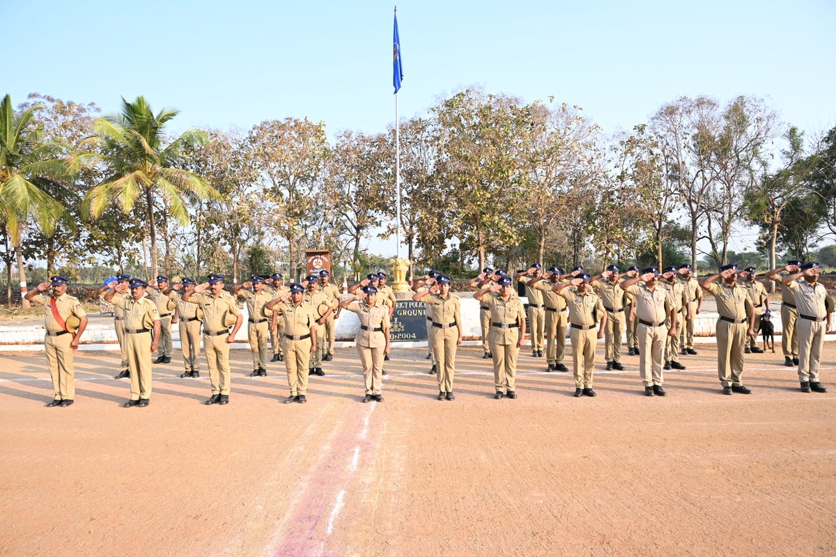 sphaveri's tweet photo. ಇಂದು ಜಿಲ್ಲಾ ಡಿ.ಎ.ಆರ್. ಕಾವಾಯಿತು ಮೈದಾನಲ್ಲಿ ವಾರದ ಕವಾಯಿತು  ನಡೆಸಿ ಪೊಲೀಸ್ ಸಿಬ್ಬಂದಿಗಳಿಗೆ ಹೊಸ 'ಪಿ-ಕ್ಯಾಪ್' ವಿತರಣೆ  ಕಾರ್ಯಕ್ರಮವನ್ನು ಹಮ್ಮಿಕೊಳ್ಳಲಾಯಿತು.
#HaveriPolice #Pcap https://t.co/p02w1WipAx