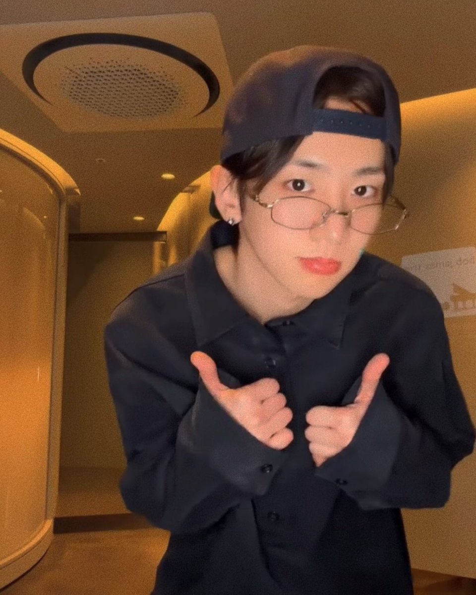 major_82_de's tweet photo. 안경콤보유자발동 https://t.co/y6HDIntXL3