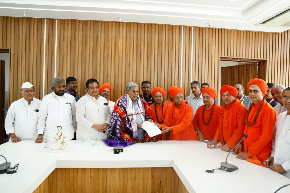 MBPatil's tweet photo. ಬಸವ ತತ್ವದ ಜಾಗತಿಕ ವಿಸ್ತರಣೆಗೆ ‘ವಚನ ವಿಶ್ವವಿದ್ಯಾಲಯ’ : ಮಾನ್ಯ ಮುಖ್ಯಮಂತ್ರಿಗಳಿಗೆ ಮನವಿ

ಬಸವಾದಿ ಶರಣರ ವ��ನಗಳಲ್ಲಿನ ಮಾನವೀಯ ಹಾಗೂ ಸಾಮಾಜಿಕ ಆಶಯಗಳನ್ನು ಜಾಗತಿಕ ಮಟ್ಟದಲ್ಲಿ ವಿಸ್ತರಿಸಲು ‘ವಚನ ವಿಶ್ವವಿದ್ಯಾಲಯ’ ಸ್ಥಾಪನೆಯ ಅಗತ್ಯತೆ ಇದೆ. ಈ ಸಂಬಂಧ ಲಿಂಗಾಯತ ಮಠಾಧಿಪತಿಗಳ ಒಕ್ಕೂಟದ ವತಿಯಿಂದ ವಿವಿಧ ಮಠಗಳ ಪರಮಪೂಜ್ಯ ಗುರುಗಳೊಂದಿಗೆ ಮಾನ್ಯ ಮುಖ್ಯಮಂತ್ರಿಗಳಾದ ಶ್ರೀ ಸಿದ್ದರಾಮಯ್ಯ ಅವರನ್ನು ಭೇಟಿಯಾಗಿ ಮನವಿ ಸಲ್ಲಿಸಲಾಯಿತು.

ಕಳೆದ ವರ್ಷ ಅಕ್ಟೋಬರ್ 5ರಂದು ಬೆಂಗಳೂರಿನ ಅರಮನೆ ಮೈದಾನದಲ್ಲಿ ನಡೆದ ಬಸವ ಸಂಸ್ಕೃತಿ ಅಭಿಯಾನದ ಸಮಾರೋಪ ಸಮಾರಂಭದಲ್ಲಿ ಮಾನ್ಯ ಮುಖ್ಯಮಂತ್ರಿಗಳು ನೀಡಿದ್ದ ಭರವಸೆಯಂತೆ ಬಸವಕಲ್ಯಾಣದಲ್ಲಿ ‘ವಚನ ವಿಶ್ವವಿದ್ಯಾಲಯ’ ಸ್ಥಾಪನೆಗೆ ಅಗತ್ಯ ಕ್ರಮ ಕೈಗೊಳ್ಳುವಂತೆ ಕೋರಲಾಯಿತು.

ನಿಯೋಗದಲ್ಲಿ ಪರಮಪೂಜ್ಯರುಗಳಾದ ನಾಡೋಜ ಬಸವಲಿಂಗ ಪಟ್ಟದ್ದದೇವರು, ಡಾ. ತೋಂಟದ ಸಿದ್ದರಾಮ ಸ್ವಾಮಿಗಳು, ಗುರುಮಹಾಂತಾ ಸ್ವಾಮಿಗಳು, ಪ್ರಭುಚನ್ನಬಸವ ಮಹಾಸ್ವಾಮಿಗಳು ಸೇರಿದಂತೆ ವಿವಿಧ ಮಠಗಳ ಗುರುಗಳು, ��ಚಿವ ಸಂಪುಟದ ಸಹೋದ್ಯೋಗಿ ಶ್ರೀ ಈಶ್ವರ ಖಂಡ್ರೆ, ಹಿರಿಯ ಶಾಸಕರಾದ ಶ್ರೀ ಬಿ.ಆರ್. ಪಾಟೀಲ್, ಸಮಾಜದ ಮುಖಂಡರು ಹಾಗೂ ಹಿರಿಯರು ಉಪಸ್ಥಿತರಿದ್ದರು.

@siddaramaiah  @eshwar_khandre  @brpatilmla 
#ವಚನವಿಶ್ವವಿದ್ಯಾಲಯ #ಬಸವಸಂಸ್ಕೃತಿಅಭಿಯಾನ