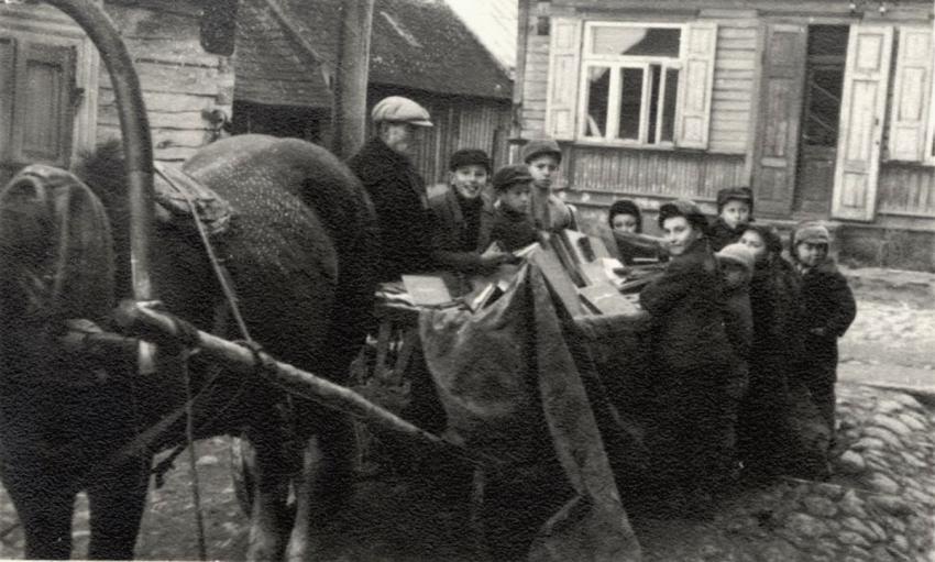 fk_yadvashem's tweet photo. #OTD 27. Februar 1942 Die Juden des Ghettos von Kaunas in Litauen wurden von den Deutschen aufgefordert, alle Bücher in ihrem Besitz ohne Ausnahme abzugeben. Dies war der Beginn der „Bücheraktion”.

Für die Juden des Ghettos von Kaunas war dies ein schwerer seelischer Schlag. Die Bücher waren ein wichtiger Bestandteil ihrer Identität, und das Lesen war eine der wenigen Ablenkungen von ihren täglichen Entbehrungen.

Über 100.000 Bücher wurden beschlagnahmt, darunter religiöse Werke und andere Bücher in hebräischer Sprache. Seltene und wertvolle Bücher wurden im Rahmen der Rosenberg-Aktion – dem Diebstahl jüdischer Kulturschätze durch die Nazis – nach Deutschland geschickt. Die übrigen Bücher wurden zur Papierverarbeitung verschickt.

Mitglieder der zionistischen Untergrundbewegung versteckten mit Hilfe von Jugendlichen aus dem Ghetto einen Teil der Bücher in unterirdisch vergrabenen Behältern.

Weitere Informationen: https://t.co/x8i11vSJ20