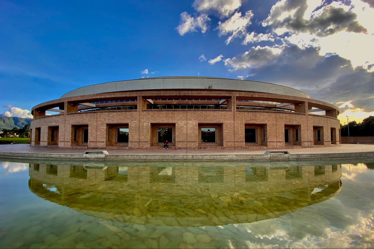 Lo que Uds no saben Es que la arquitectura de Salmona es tan poderosa porque retrata perfectamente la esencia de  Bogotá;  una ciudad de ladrillo y “espejos de agua”