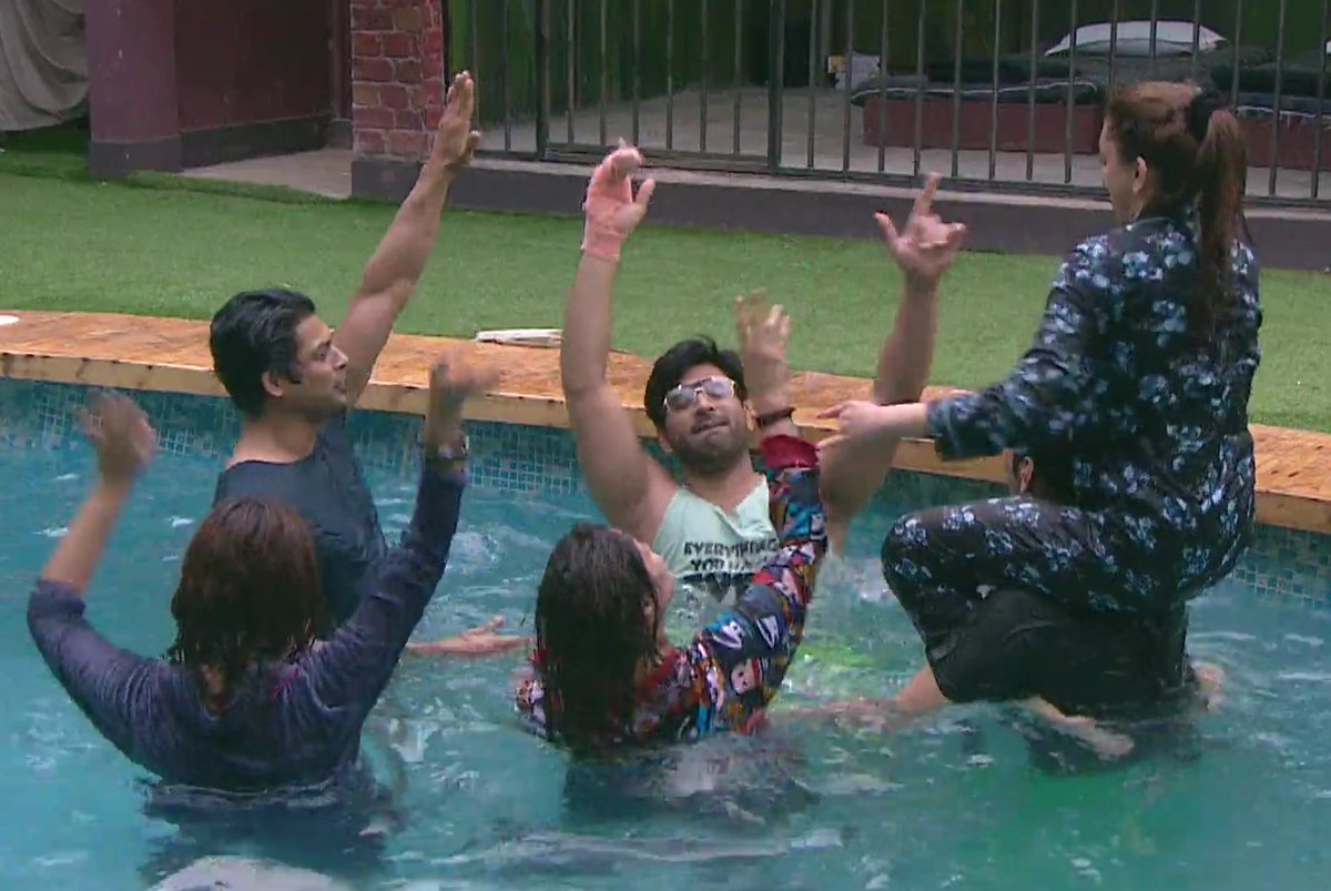 Moj masti chalri bhayankar 🏊🕺🥳.

#BiggBoss13 #BB13 #SidharthShukla #ShehnaazGill #SidNaaz #BiggBoss