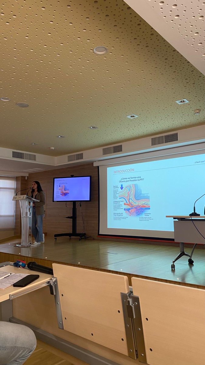 HNPdivulga1's tweet photo. Ayer disfrutamos de un nuevo SIUNI titulado “Generación de vasos sanguíneos de novo con células del tejido adiposo” por Ángela Santos de la mata del grupo Fisiopatología y Medicina Regenerativa. ¡Enhorabuena por el trabajo Ángela! https://t.co/2DqaWqRuCZ