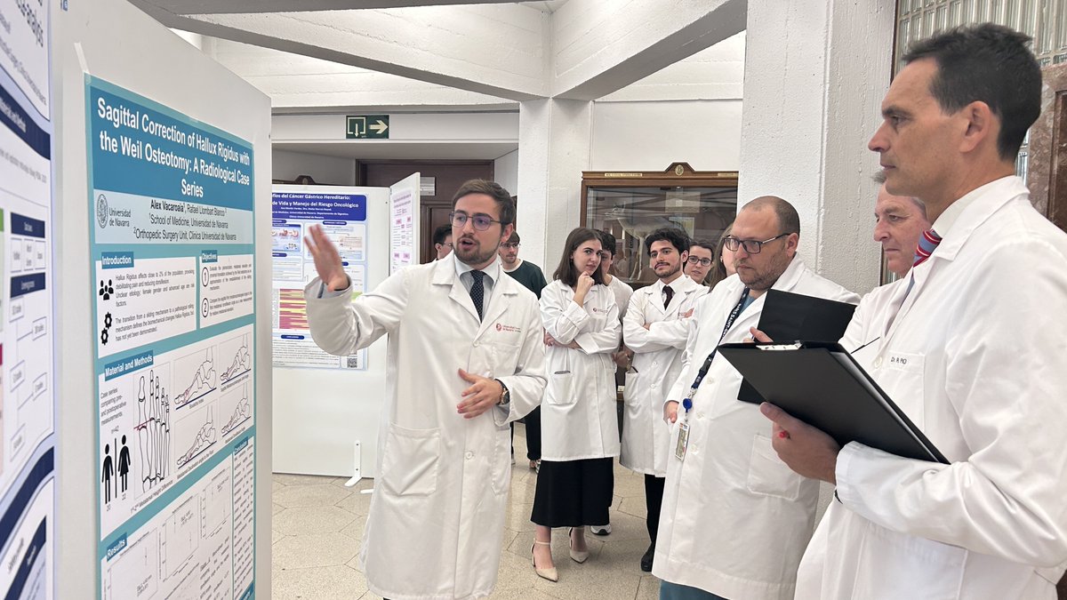 MedUNAV's tweet photo. ¡Hoy está siendo un día de nervios en #MedUNAV! Los alumnos de 6º defienden sus proyectos de investigación en formato póster en el XI Congreso #TFG. Profesores de distintas especialidades evalúan la calidad de los trabajos. #investigarparacurar, en el ADN de los futuros médicos https://t.co/6c4UgqNwtB