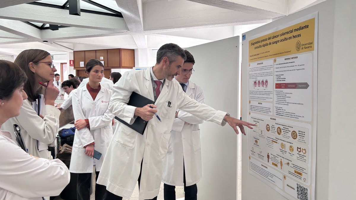 MedUNAV's tweet photo. ¡Hoy está siendo un día de nervios en #MedUNAV! Los alumnos de 6º defienden sus proyectos de investigación en formato póster en el XI Congreso #TFG. Profesores de distintas especialidades evalúan la calidad de los trabajos. #investigarparacurar, en el ADN de los futuros médicos https://t.co/6c4UgqNwtB