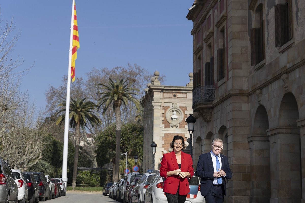 aliciarll's tweet photo. Els pressupostos que Catalunya necessita ja són al Parlament.

Uns recursos de rècord, amb 49.162 M€ per reforçar l'educació, la sanitat, els drets socials i l'habitatge, i amb què accelerarem la inversió.

Uns comptes valents i ambiciosos per donar resposta a la ciutadania. https://t.co/A7tSL7BOhI