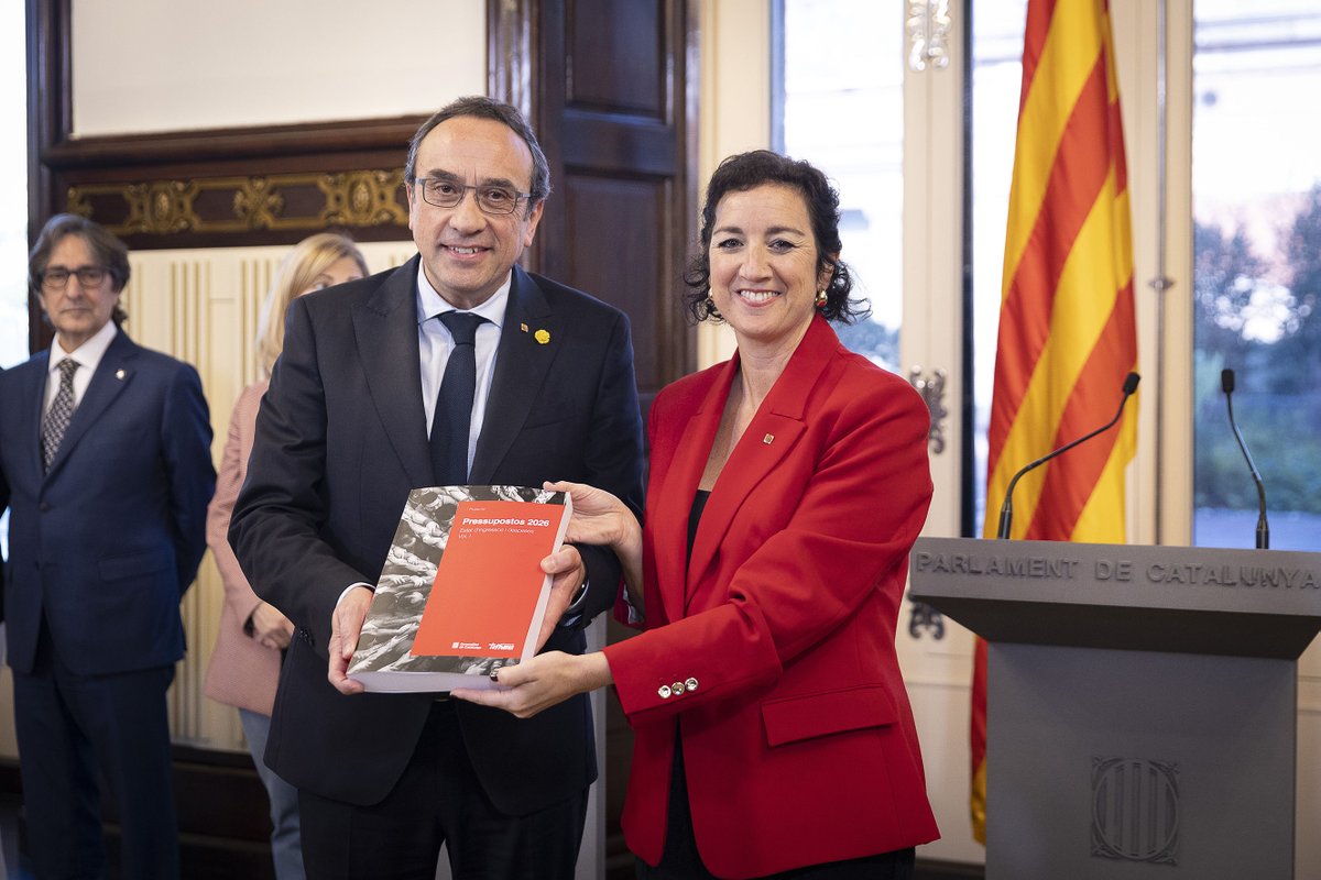 aliciarll's tweet photo. Els pressupostos que Catalunya necessita ja són al Parlament.

Uns recursos de rècord, amb 49.162 M€ per reforçar l'educació, la sanitat, els drets socials i l'habitatge, i amb què accelerarem la inversió.

Uns comptes valents i ambiciosos per donar resposta a la ciutadania. https://t.co/A7tSL7BOhI