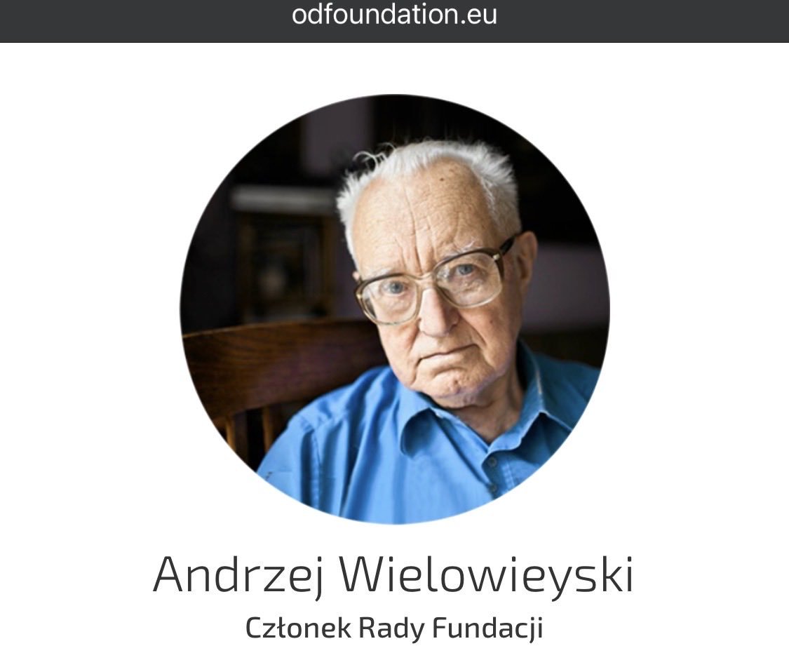 Wiecie, za co kocham dane?

Bo dane nie mają emocji.
Nie mają sympatii.
Nie mają rodzinnych obiadów.

One po prostu łączą kropki.

I nagle widzimy sytuację, w której córka publicznie komentuje działania fundacji, a jej ojciec zasiada w radzie tej fundacji jako członek. I tu