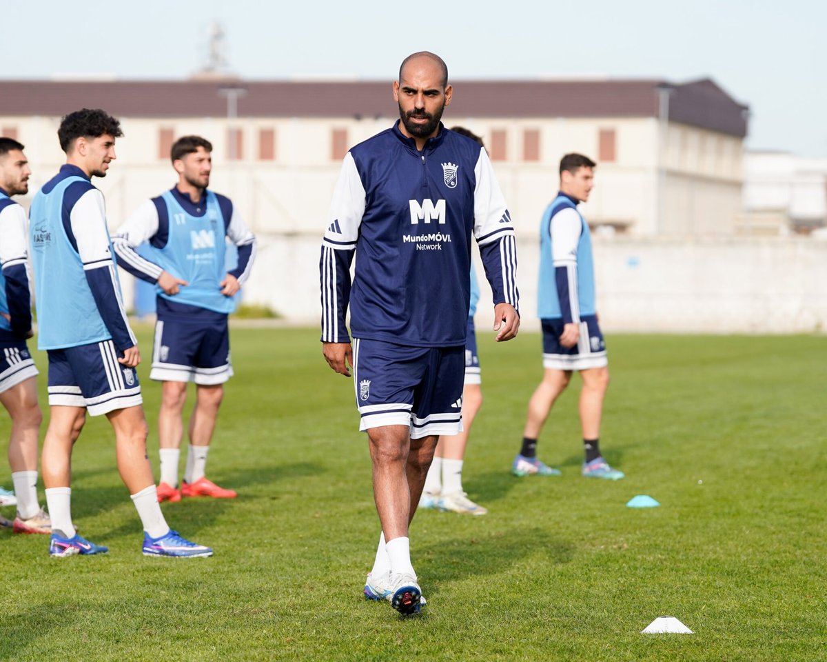 Tal como decíamos ayer.

"El Xerez CD informa de que el futbolista valenciano Rafael Giménez ‘Fali’ se ejercitará durante las próximas semanas con el primer equipo a las órdenes de Diego Galiano.

Entrenará con el resto de la plantilla  mientras define su futuro profesional."