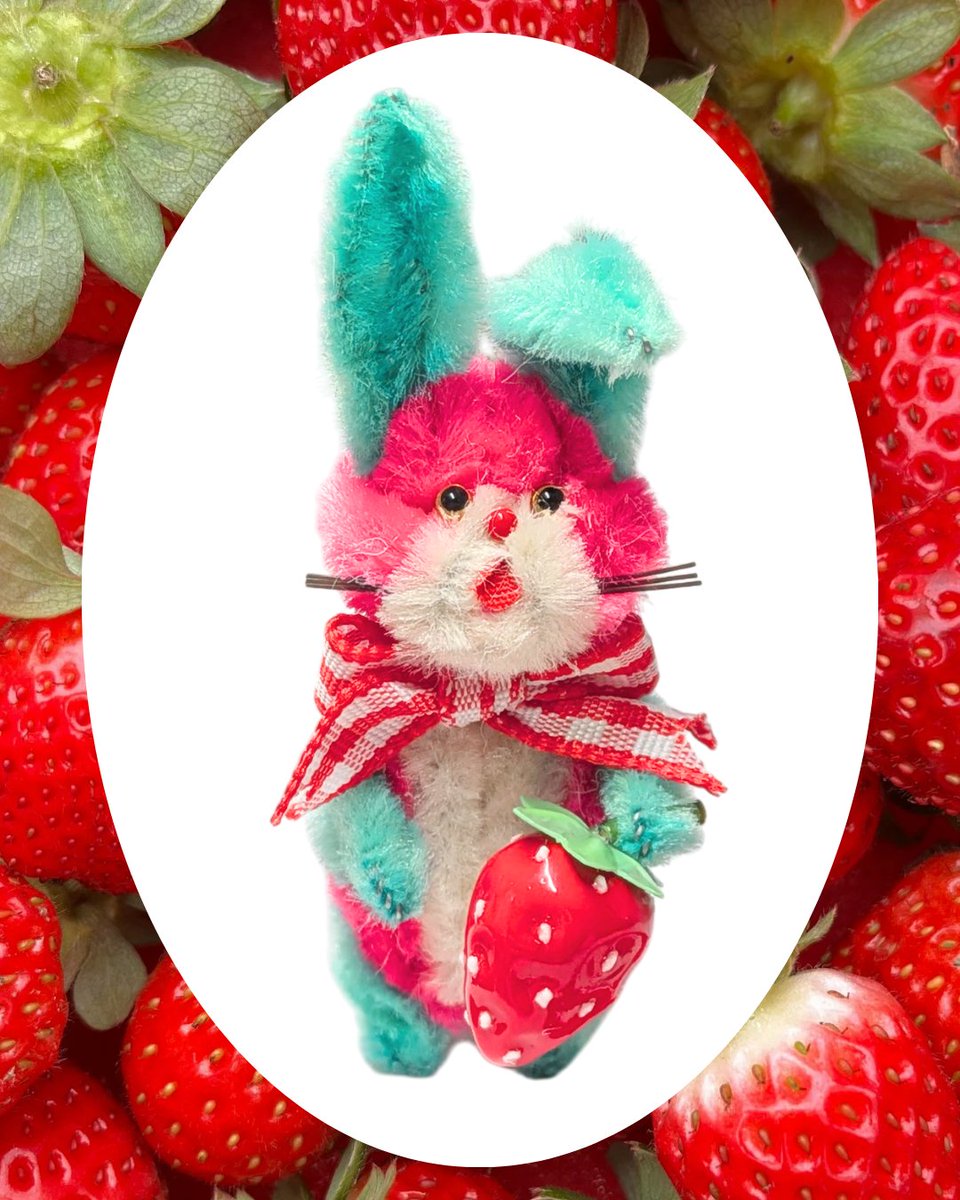 今日は、モール細工をしました。 いちごを持ったポップなうさぎさんが