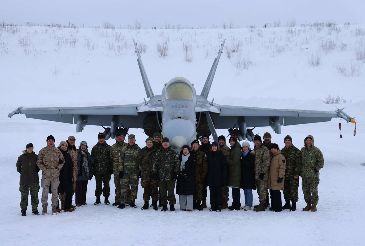 Suomeen akkreditoidut sotilasasiamiehet tutustuivat 🇫🇮Ilmavoimiin ja <a href="/KarjalanLsto/">Karjalan lennosto</a> n tällä viikolla Pohjois-Savoon suuntautuneen vierailun yhteydessä. Sotilasasiamiehet vierailevat säännöllisesti PV:n joukko-osastoissa perehtyen niiden ja puolustushaarojen toimintaan. #ilmavoimat