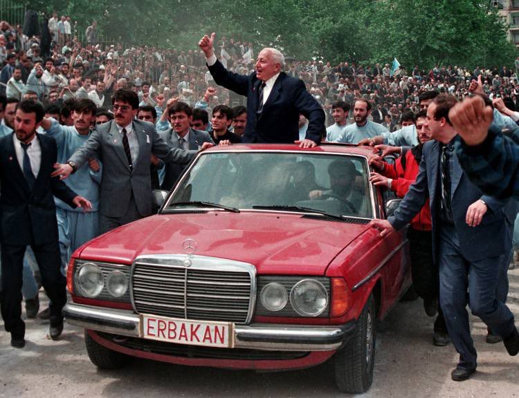 Liderimizin, ebedi yurda irtihalinin üzerinden 15 yıl geçmiş.

Elhamdülillah bizlere en büyük mirası olan davası bugün ayakta ve bizler o davanın bir neferi olma gayretindeyiz.

Bugün bir gence daha ulaşma, iyiliği çoğaltma mücadelemiz hocamızın bize mirası.

Rahmet ve özlemle..