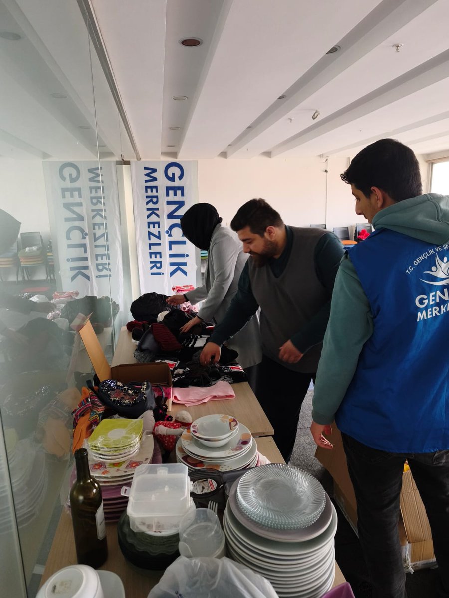 GSB_MeramGM's tweet photo. Merhamet Timi gönüllülerimiz ile birlikte ihtiyaç sahibi ailemiz için çeşitli yardımlar hazırladık. https://t.co/ntXJ9lNJpt