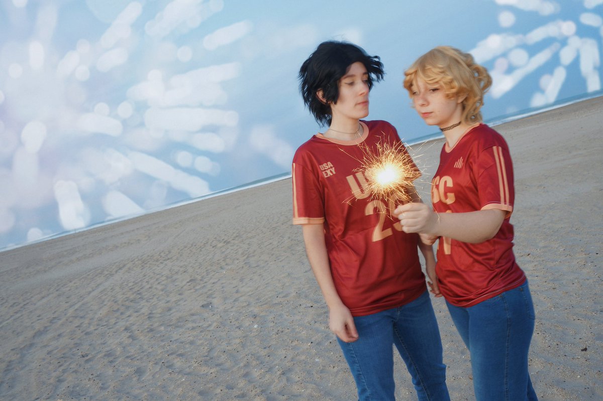 Fireworks", Jeremy said.

"Fireworks", Jean echoed 🎆

Jean: <a href="/_dreamerkhan/">🌌</a>
📸: trípode 2.0

#thesunshinecourt #jeanmoreau #jeremyknox #aftg #thegoldenraven