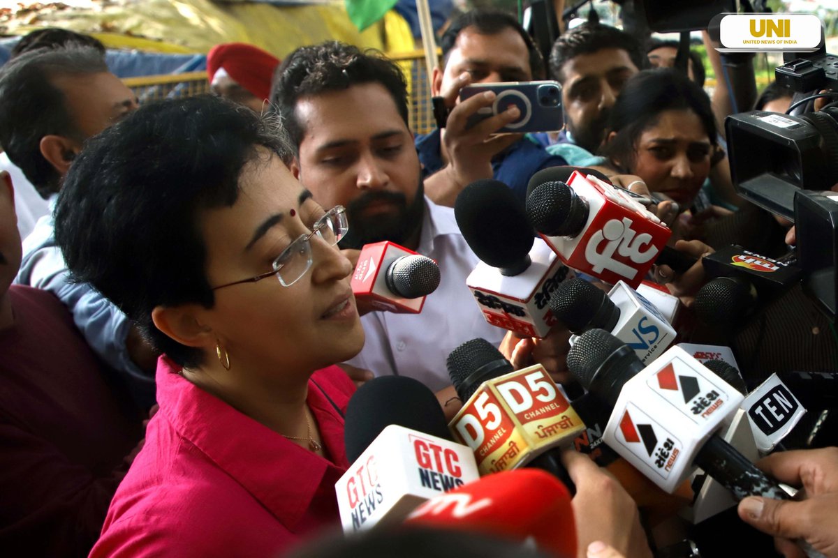 UNI_Photos's tweet photo. In Photo | AAP leader Atishi addresses the media outside the residence of National Convener and former Delhi Chief Minister Arvind Kejriwal after the Rouse Avenue Court discharged him in the Delhi Excise Policy case.

📸: Nipun Channa / UNI 

 #AAP | #Atishi | #UNI https://t.co/uWUDRB0jxn
