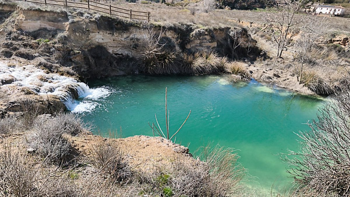 PNLagRuidera's tweet photo. Vuelve a correr el agua por la Plaza de toros tras meses seco. Uno de los lugares da máximo interés geomorfológico del Parque Natural. https://t.co/FBvm6theVx